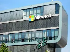 تقوم Microsoft بإقالة الصحفيين