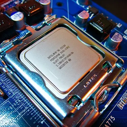 تستخدم Microsoft تقنية Intel CPU
