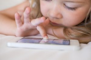خطر الشاشات الإلكترونية على الأطفال