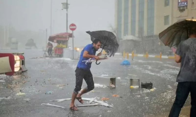 مشاهد مرعبة في إسطنبول 2021 العاصفة القوية تقتلع الأسقف وتقلب الشاحنات  فيديو